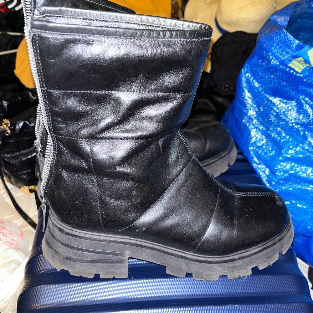 Black Leather Boots with Zipper